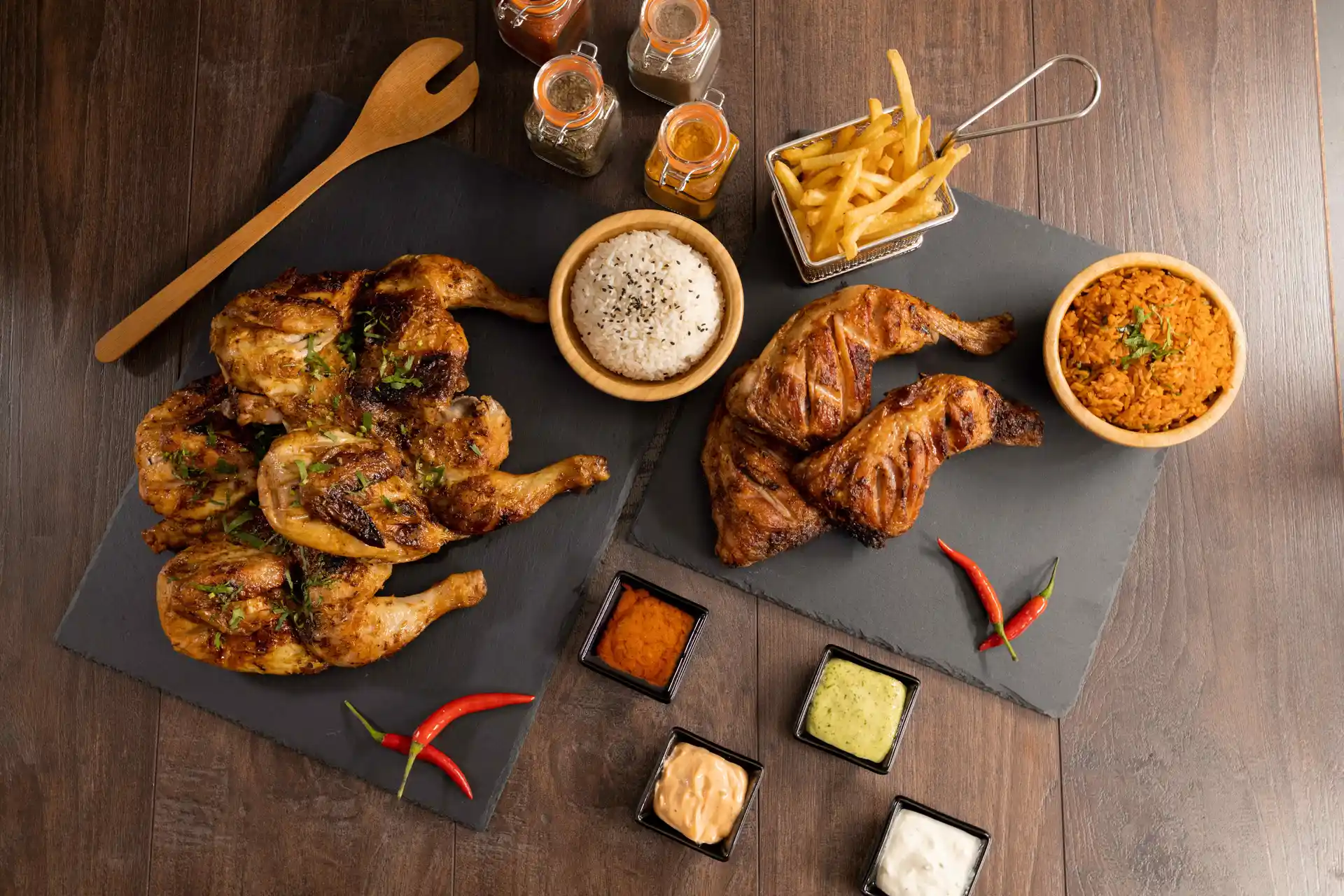 Poulet braisé sur table garnie